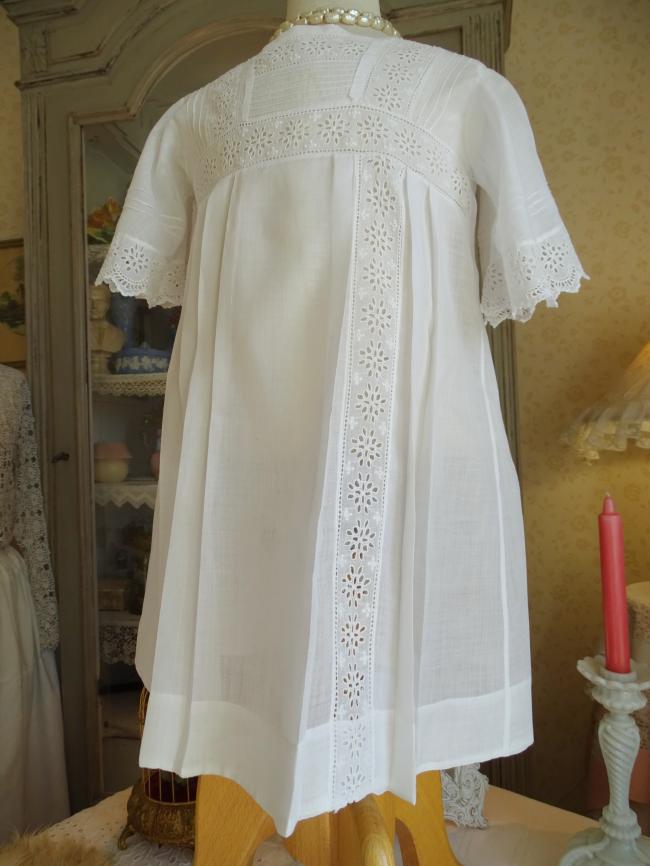 Petite robe de bébé d'été en linon avec broderie anglaise 1900