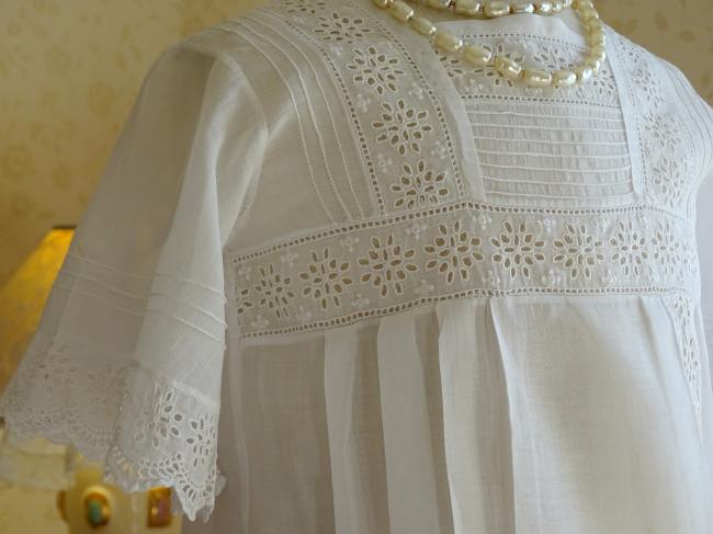 Petite robe de bébé d'été en linon avec broderie anglaise 1900