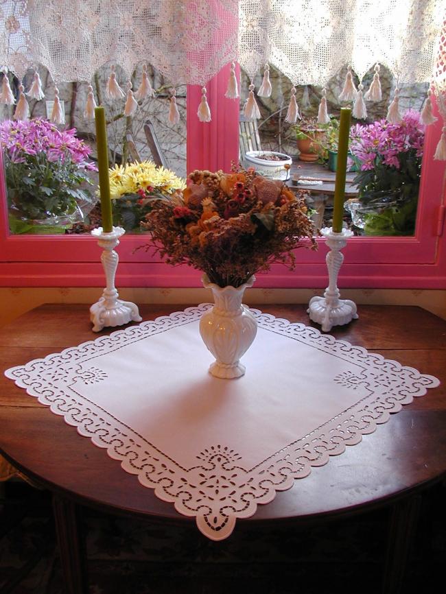Marvellous table centre with Richelieu openwork of with flowers 1900