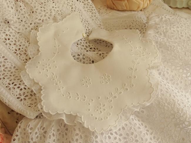 Adorable bavoir de bébé en linon avec broderie anglaise et dentelle