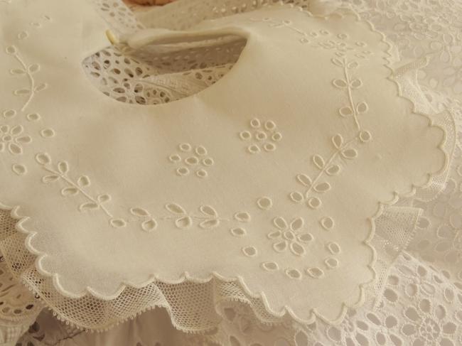 Adorable bavoir de bébé en linon avec broderie anglaise et dentelle