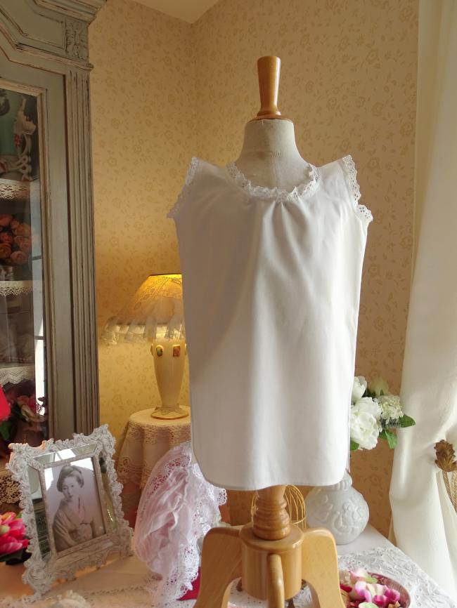 Jolie chemise sous-robe de bébé avec broderie, en batiste en coton 1930