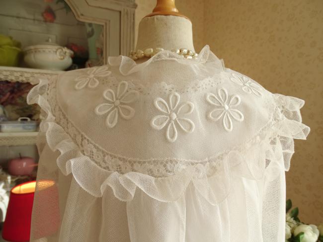 Merveilleuse petite robe en tulle et dentelle, marguerites brodées 1900