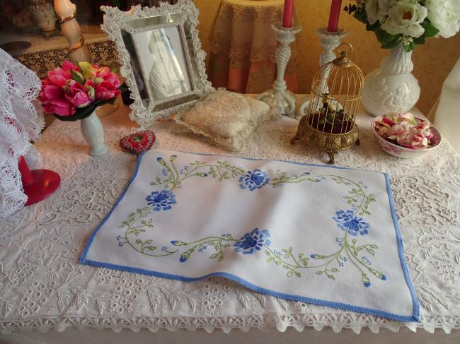 Charmant centre de table, brodé de fleurs bleues et son feuillage vert