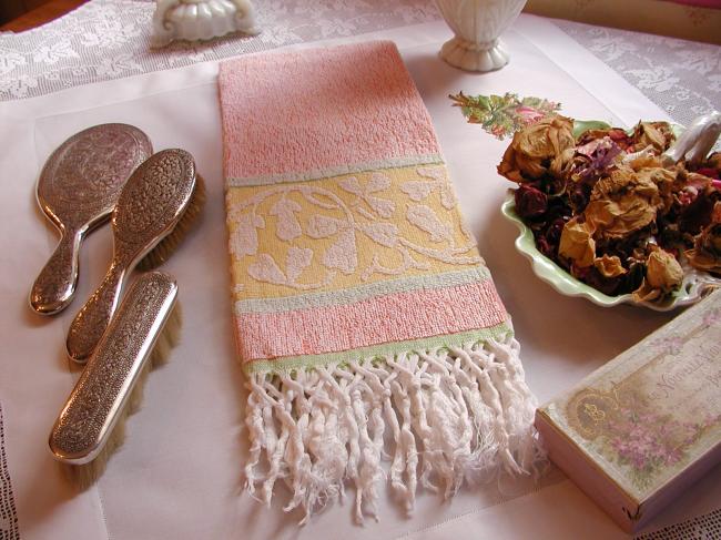 Superbe ancienne serviette de bain en éponge &franges ,couleur acidulée (saumon)