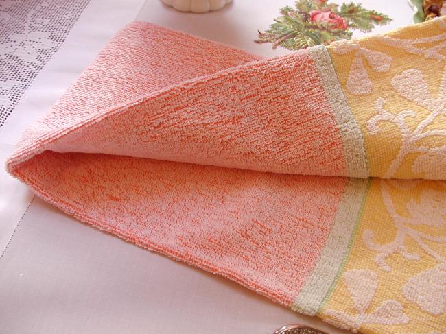 Superbe ancienne serviette de bain en éponge &franges ,couleur acidulée (saumon)