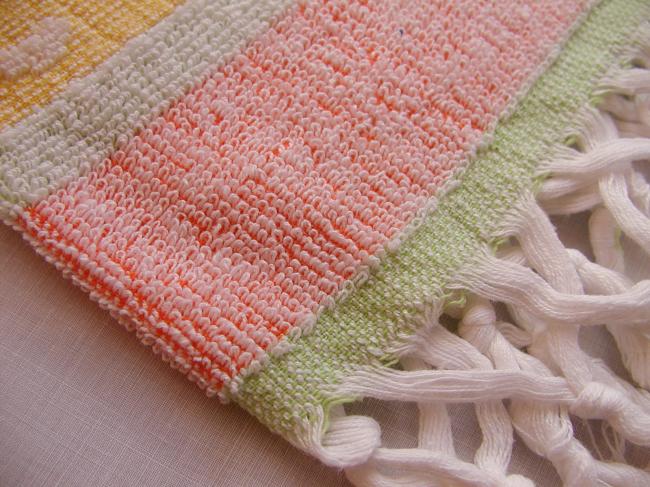 Superbe ancienne serviette de bain en éponge &franges ,couleur acidulée (saumon)