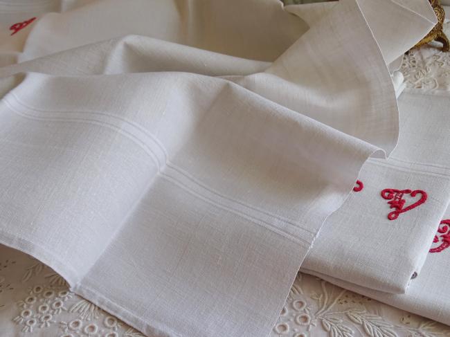 Rare Série de 7 serviettes ou essuie-main en pur lin tissé, monogramme PV rouge