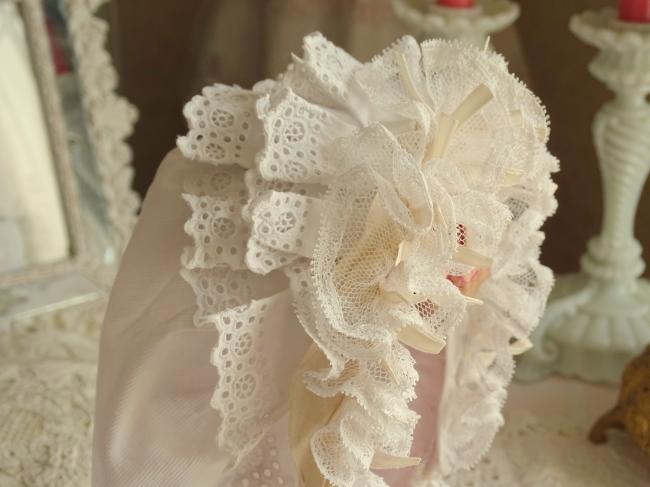 Petit béguin de sortie en dentelle et broderie anglaise, fin 19ème siècle