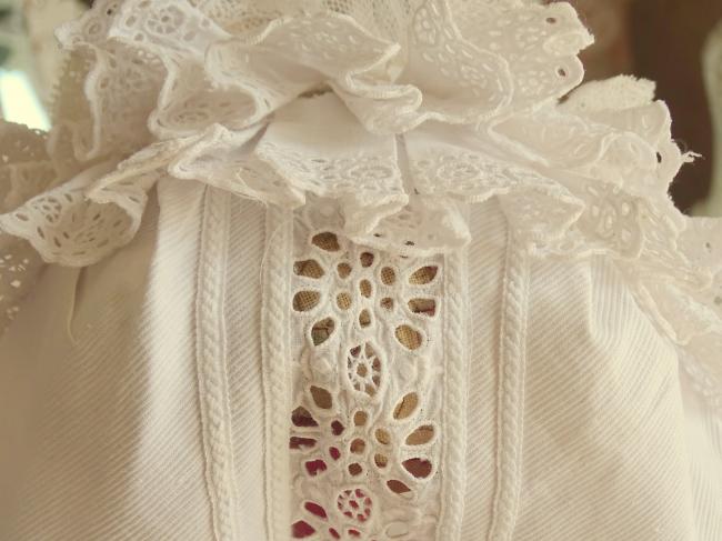 Petit béguin de sortie en dentelle et broderie anglaise, fin 19ème siècle