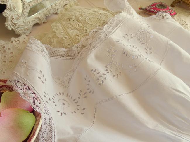 Elégant cache-corset en batiste de lin brodé de rinceaux de fleurs 1900