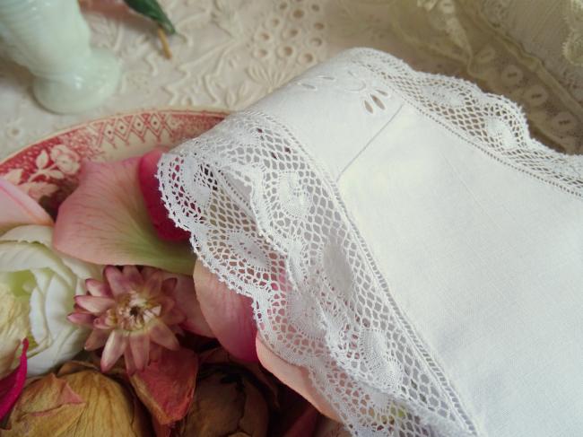 Elégant cache-corset en batiste de lin brodé de rinceaux de fleurs 1900