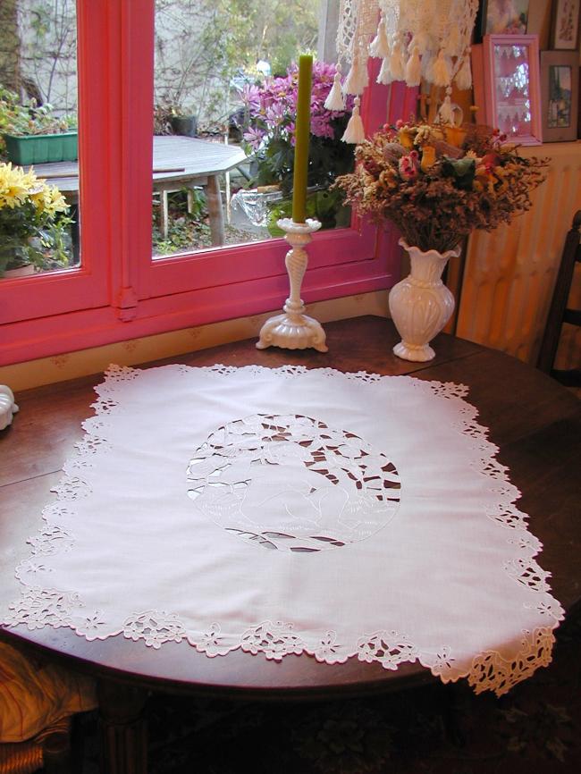Marvellous table centre with Richelieu openwork of with flowers 1900, nude&birds