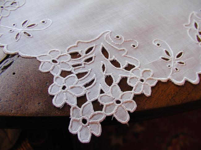 Marvellous table centre with Richelieu openwork of with flowers 1900, nude&birds
