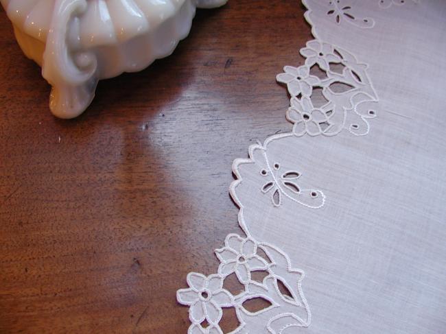 Marvellous table centre with Richelieu openwork of with flowers 1900, nude&birds