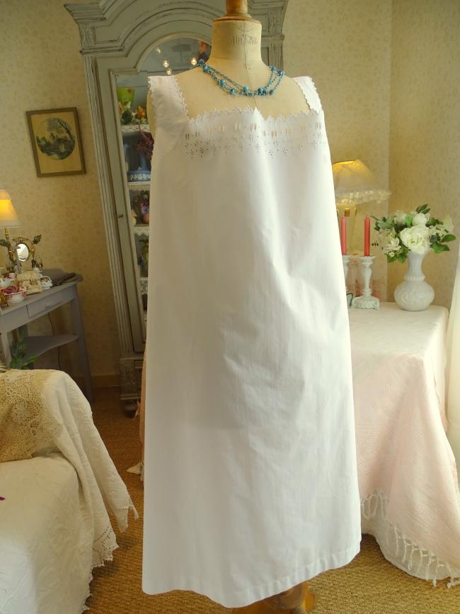 Ancienne chemise de nuit en batiste avec broderie de fleurs, mono CH