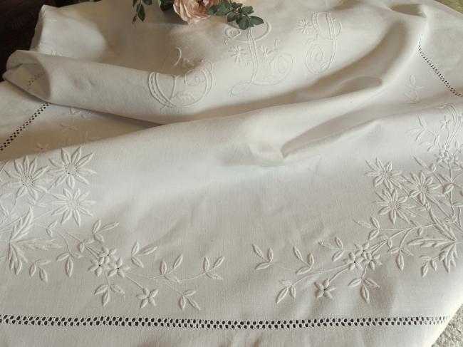 Splendeur de nappe richement brodée de fleurs et monogramme ELG, 1890