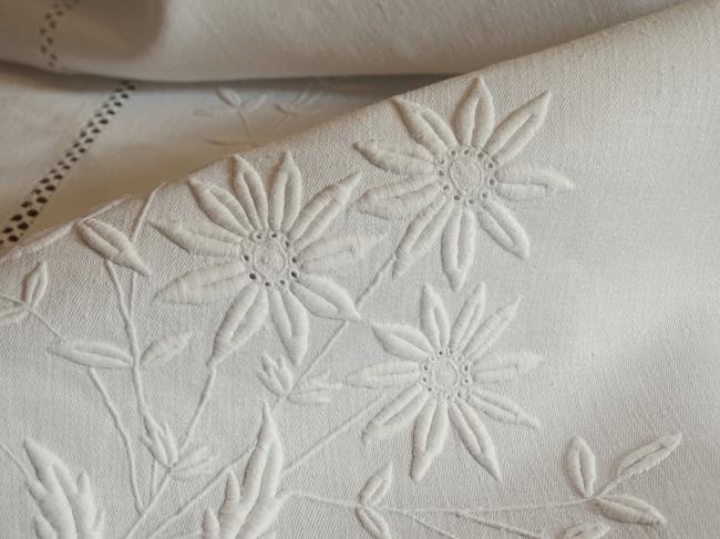 Splendeur de nappe richement brodée de fleurs et monogramme ELG, 1890