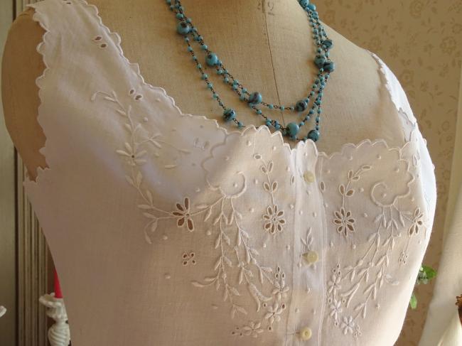 Romantique cache-corset en batiste, brodé de rinceaux de fleurs 1900