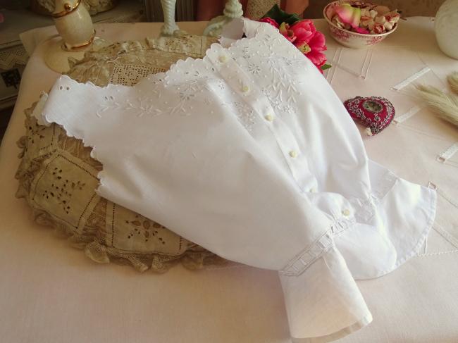 Romantique cache-corset en batiste, brodé de rinceaux de fleurs 1900
