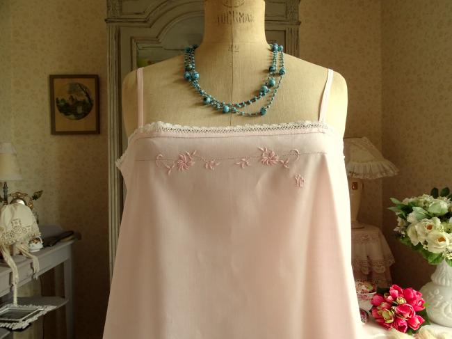 Adorable chemise de jour en fine batiste rose clair brodée & dentelle