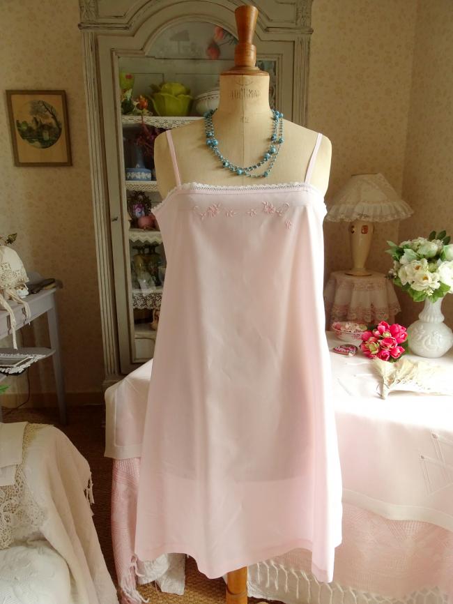 Adorable chemise de jour en fine batiste rose clair brodée & dentelle