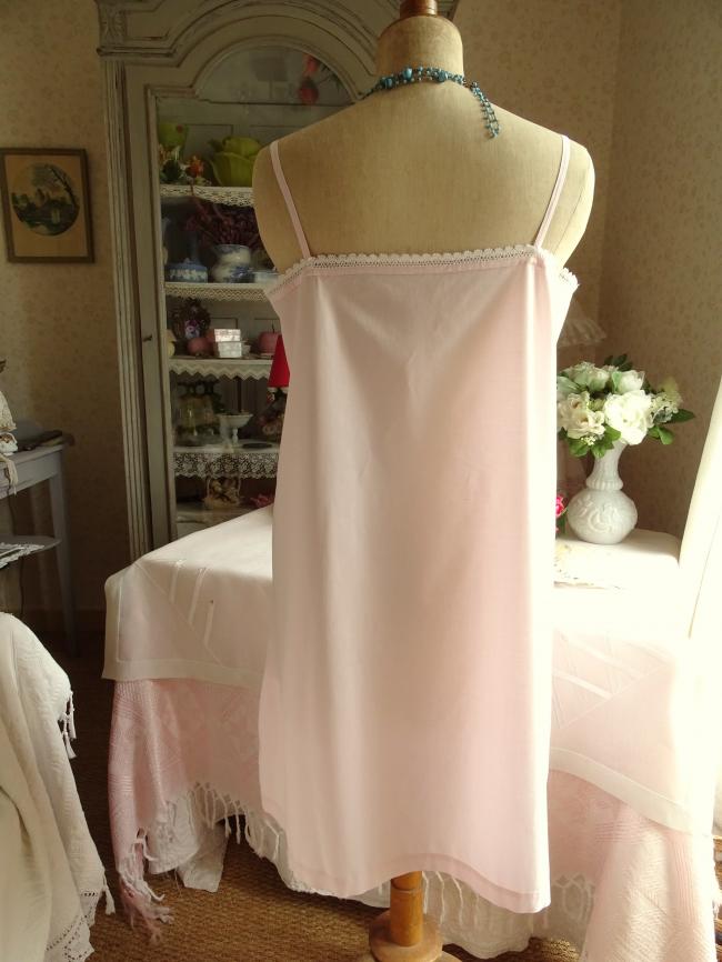 Adorable chemise de jour en fine batiste rose clair brodée & dentelle