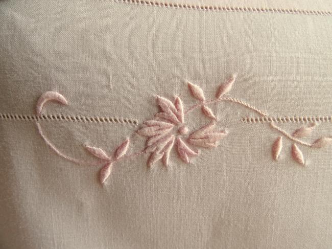 Adorable chemise de jour en fine batiste rose clair brodée & dentelle