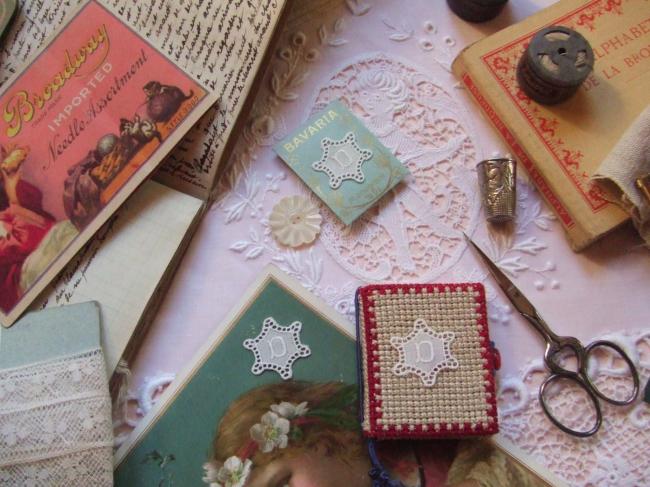 Adorable monogramme D dans un cartouche ajouré de fine batiste 1900-20