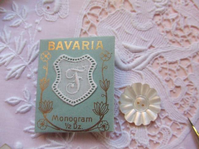 Adorable monogramme F dans un cartouche ajouré de fine batiste 1900-20