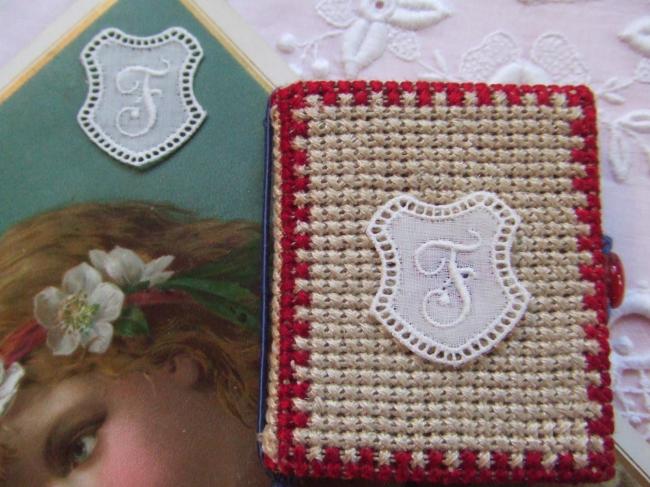 Adorable monogramme F dans un cartouche ajouré de fine batiste 1900-20