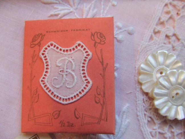 Adorable monogramme B dans un cartouche ajouré de fine batiste 1900-20