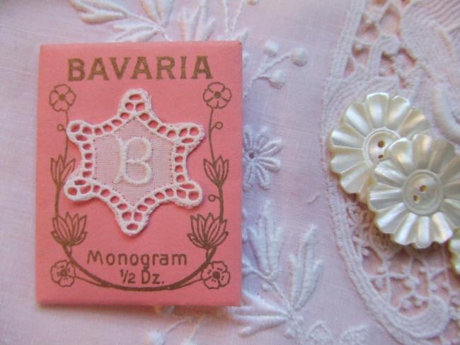 Adorable monogramme B dans un cartouche ajouré de fine batiste 1900-20