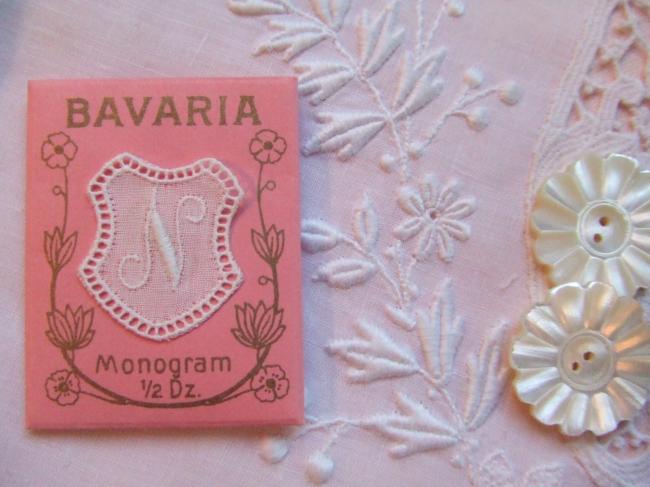 Adorable monogramme N dans un cartouche ajouré de fine batiste 1900-20