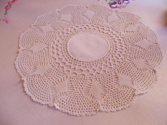 Superb round doily in damask with polka dots and crochet lace