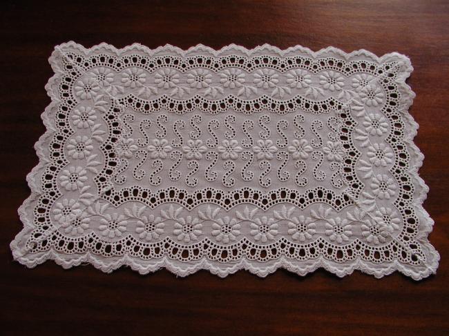 Joli ensemble de petits napperons, broderie anglaise