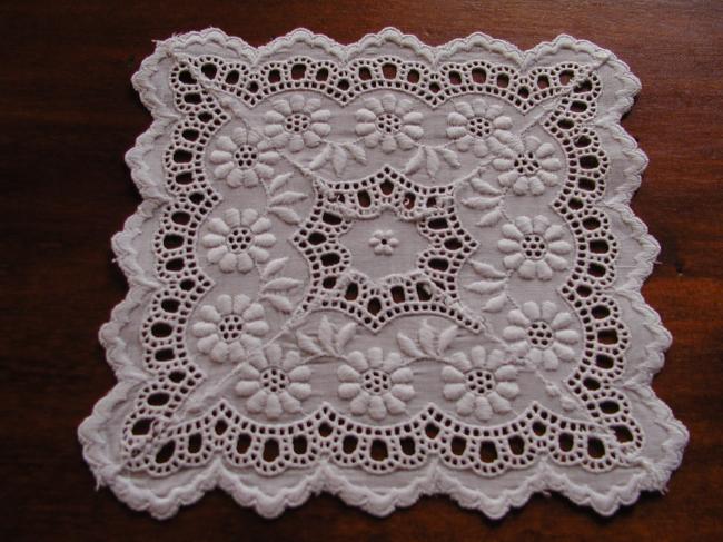 Joli ensemble de petits napperons, broderie anglaise