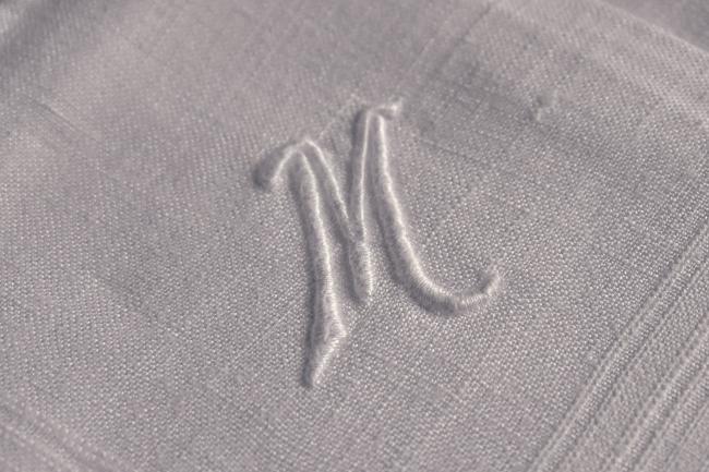 4 mouchoirs en pur coton avec grand monogramme M