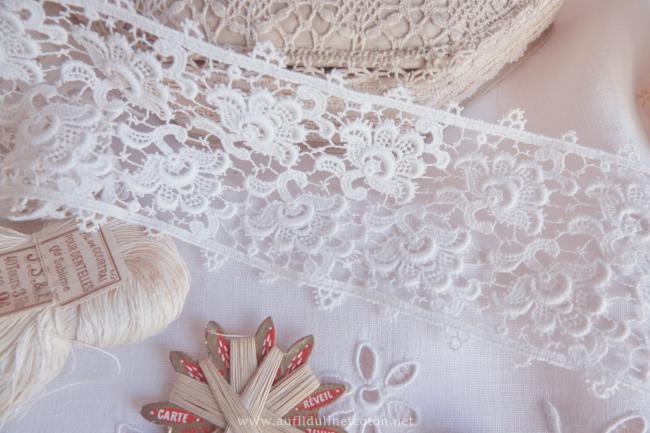 Elégante dentelle ancienne mécanique d'entre-deux en coton blanc 1,8m x 8,5cm