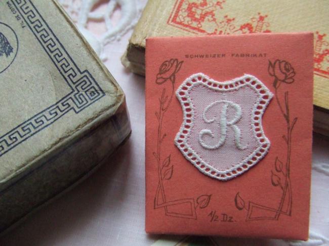 Adorable monogramme R dans un cartouche ajouré de fine batiste 1900-20