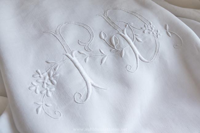  bordure de drap en pur fil avec grand monogramme et rivière ajourée