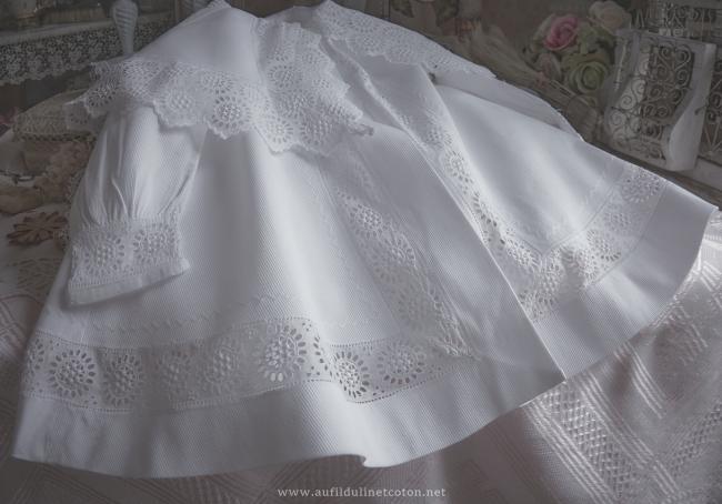 Merveilleux manteau capeline en piqué de coton et dentelle faite main 1890