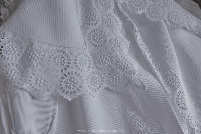 Merveilleux manteau capeline en piqué de coton et dentelle faite main 1890