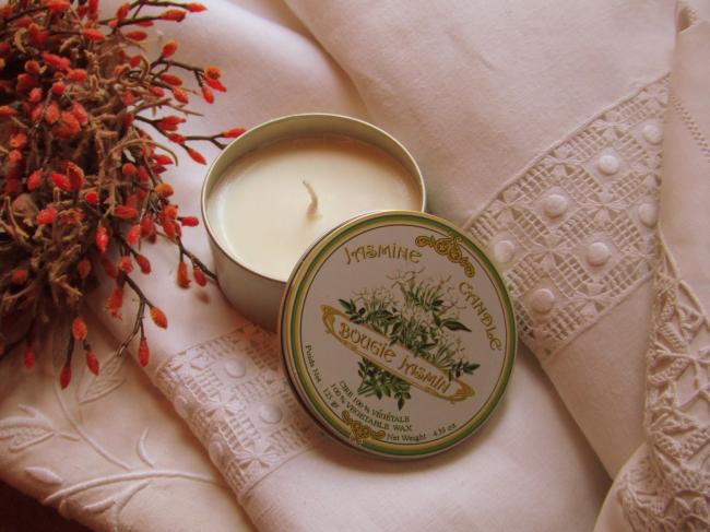 Adorable bougie parfumée au Jasmin dans une jolie boite décorée Art Nouveau