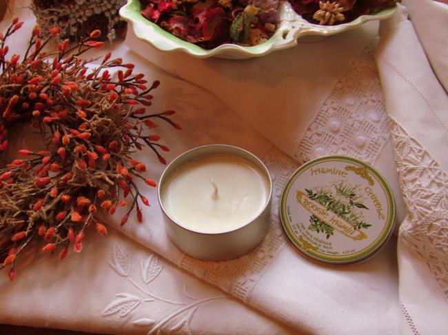 Adorable bougie parfumée au Jasmin dans une jolie boite décorée Art Nouveau