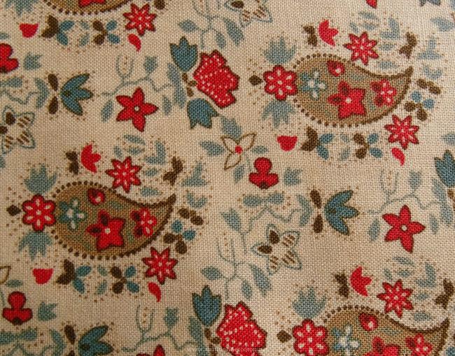 Coupon de coton à fond beige et motif fleuri rouge et bleu canard