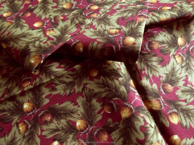 Coupon de coton à fond rouge foncé et motif glands et feuilles de chêne