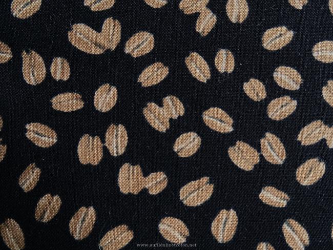 Coupon de coton à fond noir et motif grains de café