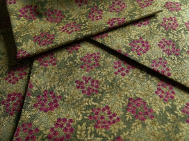 Coupon de coton à fond vert foncé avec motif de petites fleurs framboise