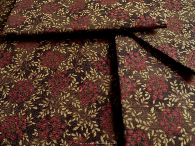Coupon de coton à fond marron foncé avec motif de petites fleurs rouge rouille